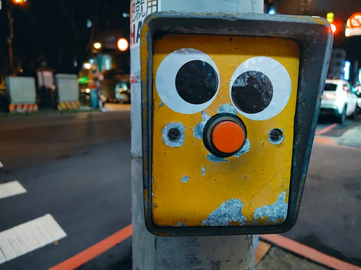 到底是誰給他貼眼睛的啦