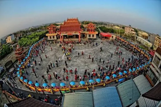 廟埕寬闊，容納眾陣頭表演（圖片截圖於網路）