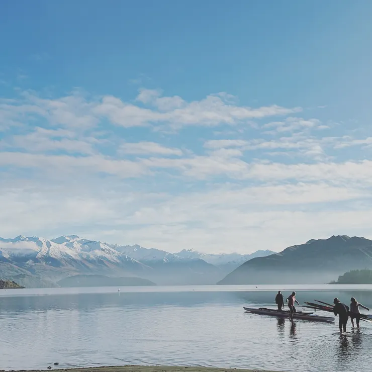 不怕冷的Kiwi在刺骨的冰冷湖水中划船