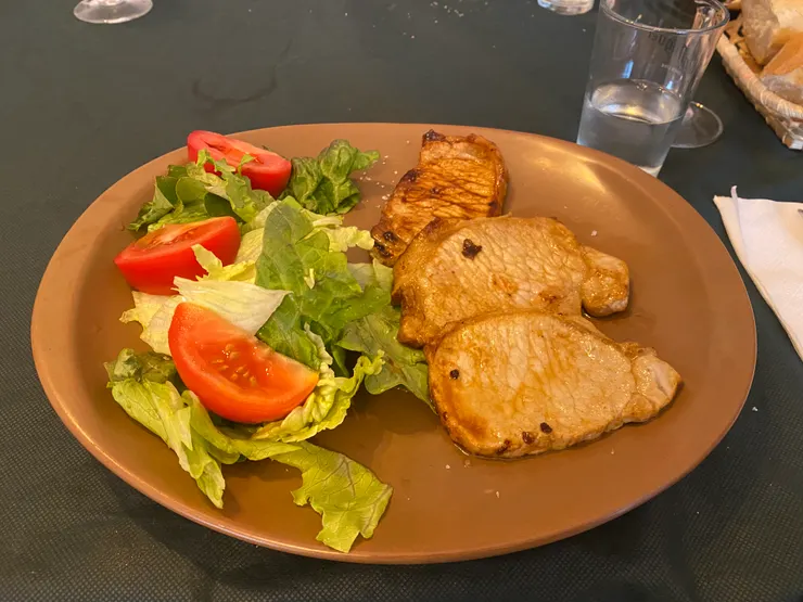 晚餐豬排飯還有提供紅酒跟甜點。