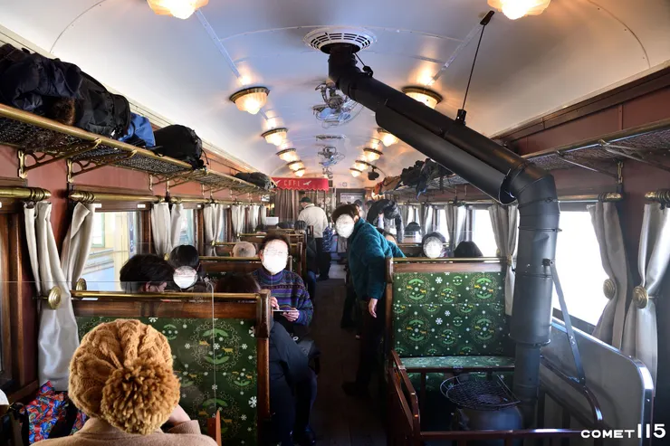 2號車スハシ44 1內部，暖爐上甚至還可以烤年糕