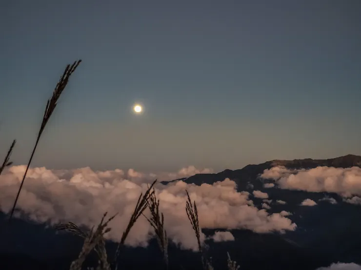 環抱沉睡大山的雲霧