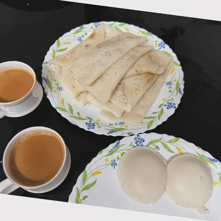 叔叔嬸嬸招待我們的下午茶♥️上方是包有糖粒、椰子絲的麵粉煎;下方是idli,南印特色的米製品