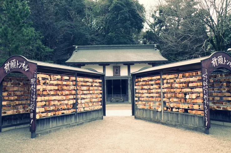 兩排繪馬眾多的祈願隧道