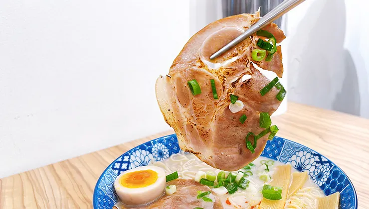 【東湖美食】小白拉麵 SimpleRamen 霸氣上桌！炙燒叉燒「入口即化」的迷人滋味，內湖人私藏的口袋名單。