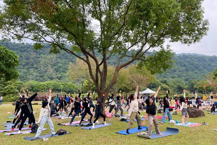 圖說:上百位熱情民眾在清晨中齊聚,如茵草原充滿自然氣息,透過專業引導完成每一個伸展體式,重新開啟自我身心對話。(資料來源:旺萊山)