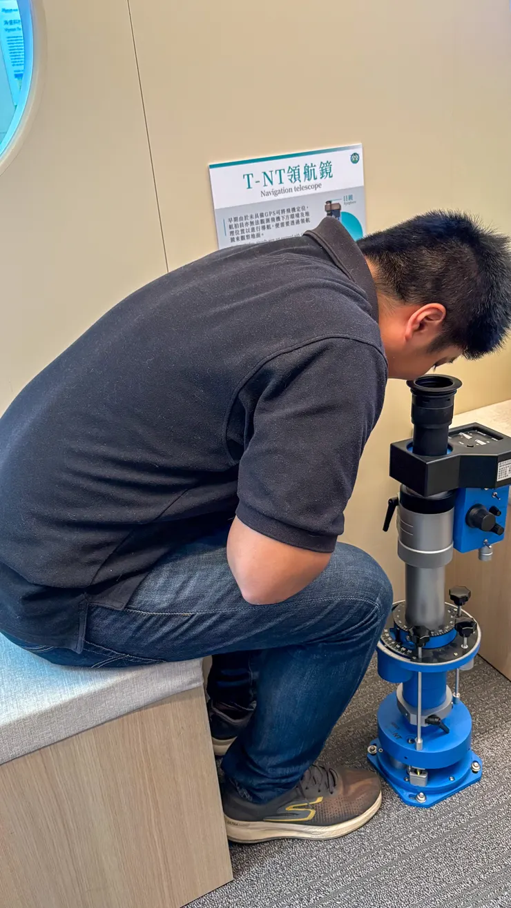 當年飛行方向,只能依靠領航員往下看。