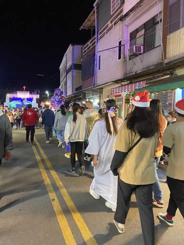 小眾的聖母繞行自己開始了