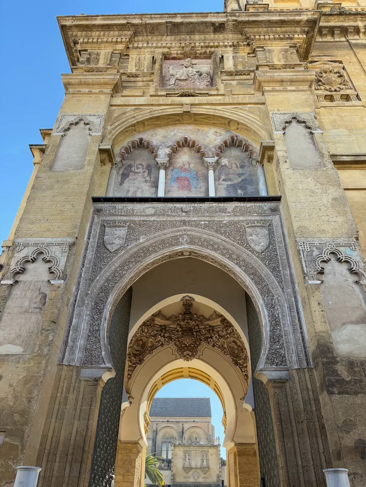 終於要踏進主教座堂內了。