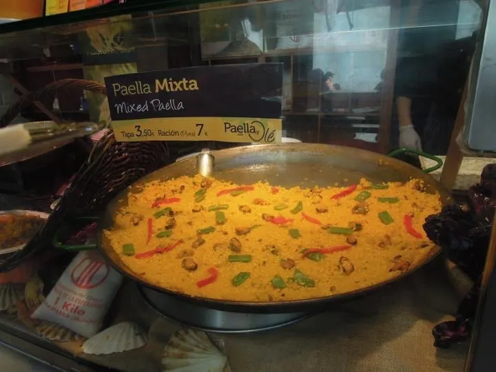 聖米格爾市場裡的西班牙海鮮飯（photo by me, 2011）