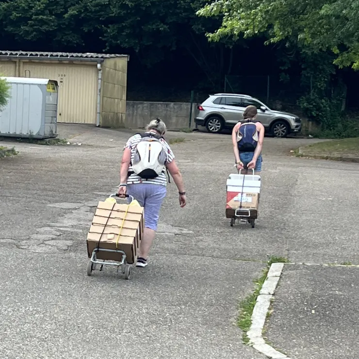 推車紙箱是前來聖瑪麗礦物展挖寶的人們基本配備
