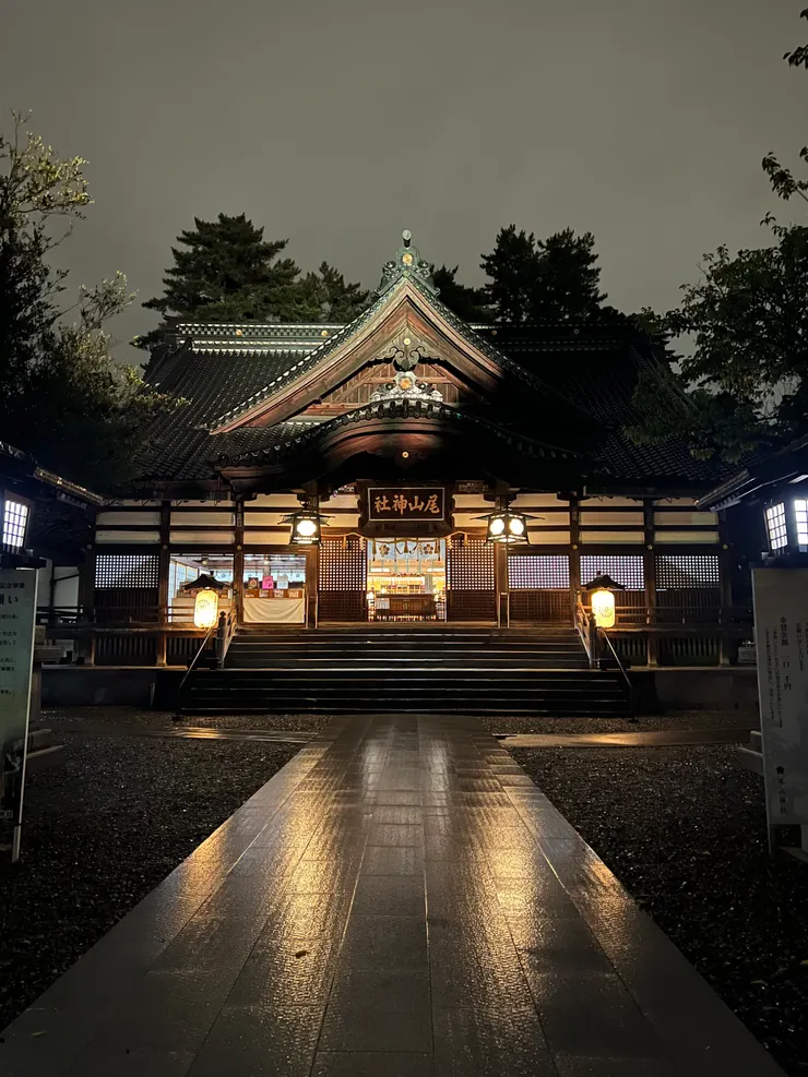 晚上的尾山神社