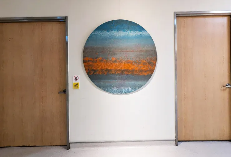 積吶虹光,〈虹心球系列〉,2019年,壓克力顏料、紙,120 X 120 cm。心球承載著天地的韻律,藍與橙交替彷彿天地間的對話,無聲卻意義深遠,每一顆心球都是一片獨立的天地,然而它們又彼此相連,共同構築出一片色彩的海洋,在光與影之間展現出無盡的變化,這裡沒有界限,只有無限的可能,在青天白日的照耀下,心球中的虹光,彷彿在述說著那無盡的夢想與希望。