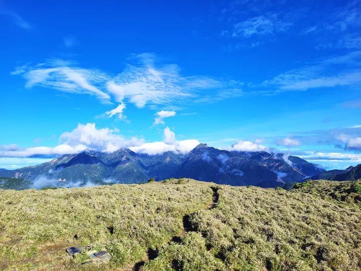 佇立在眼前雄偉的新康山不愧是東台一霸
