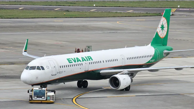 長榮航空的空中巴士A321型窄體單走道客機在中間段設有窄體客機罕見的洗手間!真的很讚!