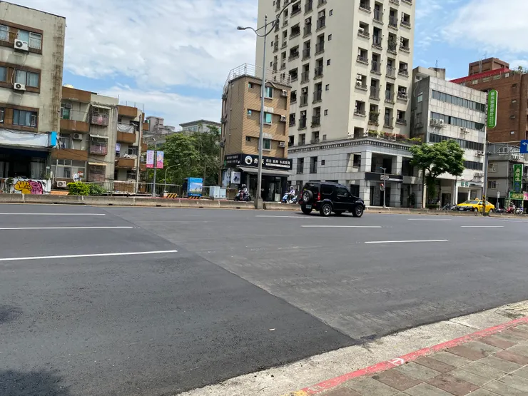 萬盛溪跨越羅斯福路五段的「萬盛橋」舊址，位置在羅斯福路五段97巷前（約為圖中鐵欄杆處），折角公寓的前方即萬盛溪