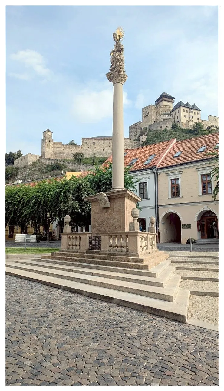 廣場的中央有一紀念碑