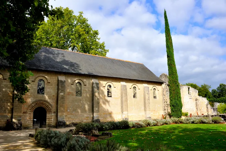 【保存完整的教士食堂，現為展演場所，6/22~9/22進行「RONS ART」展，龍薩所處的16世紀藝術展。外面可見趙無極於2010年繪製的彩色玻璃窗，裡面看不到，被內層木窗遮住了。】