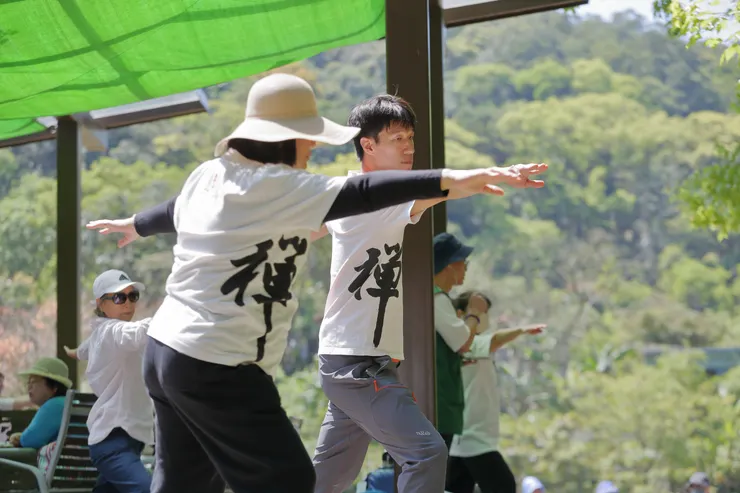 八式動禪語音的引導，即便身處在戶外也能清楚地接收到訊息的介紹與引導。