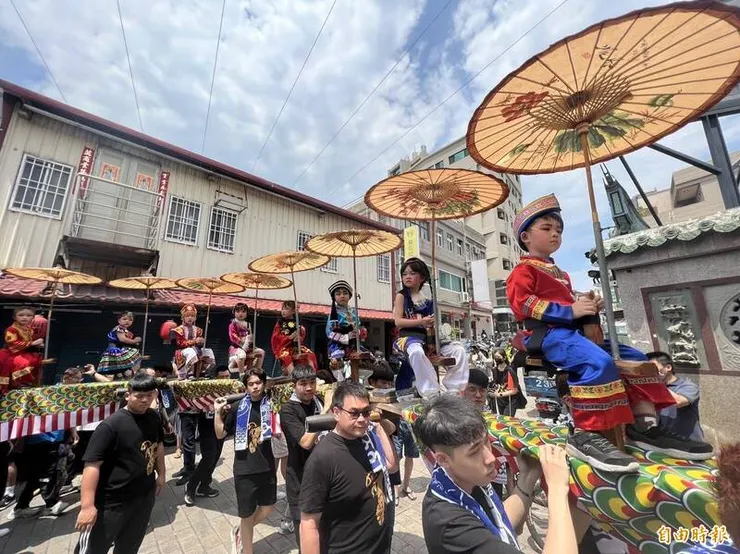 金門「迎城隍」浯島宗教文化觀光季啟動說明會，在12位小朋友乘坐「迷你蜈蚣座」進場後開始。（記者吳正庭攝）