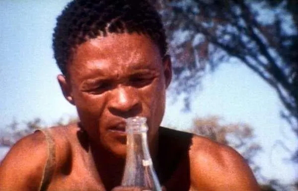 1980年上映的《上帝也瘋狂》，是南非電影業最成功的一部商業片，故事由一個非洲當地的土著意外撿到一個從飛機上掉落的可樂瓶子，延伸一系列的有趣故事！ 