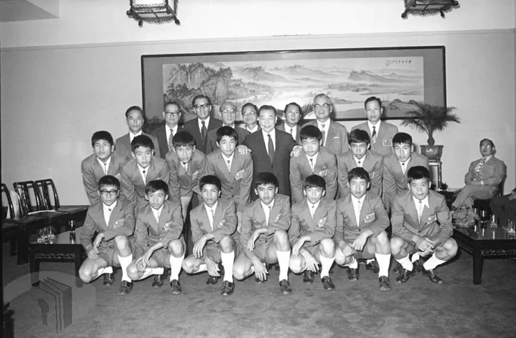 刊頭：行政院院長蔣經國接見榮獲世界冠軍的中華美和青少棒隊 案名：蔣經國總統、嚴家淦總統專輯 檔號：0064/0024-3/1 來源機關：行政院新聞局 管有機關：國家發展委員會檔案管理局