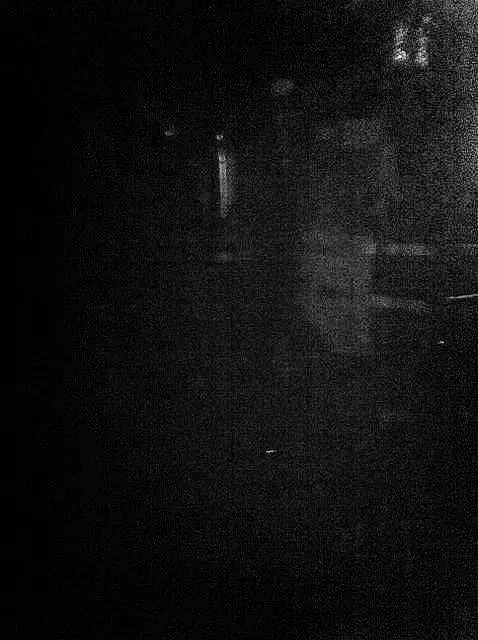 你可以隱約看到右側鍋爐的輪廓。這張是從房間門口拍的。