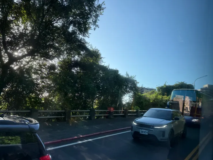 這時對向車道開始塞車了，大家下山了