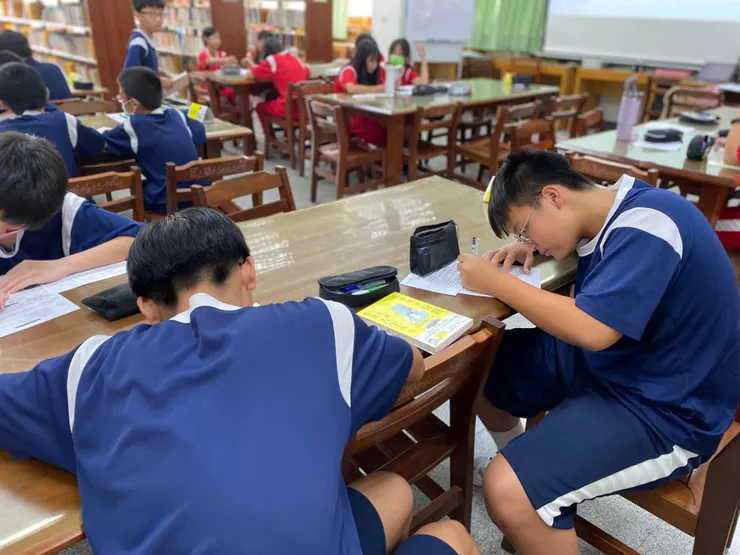 拍照，是因為他們此刻最認真，在此之前，都在摸魚看籃球雜誌🙃