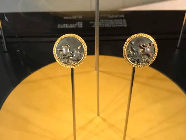 這個是袖扣!怎麼可能看得出武器的影子?