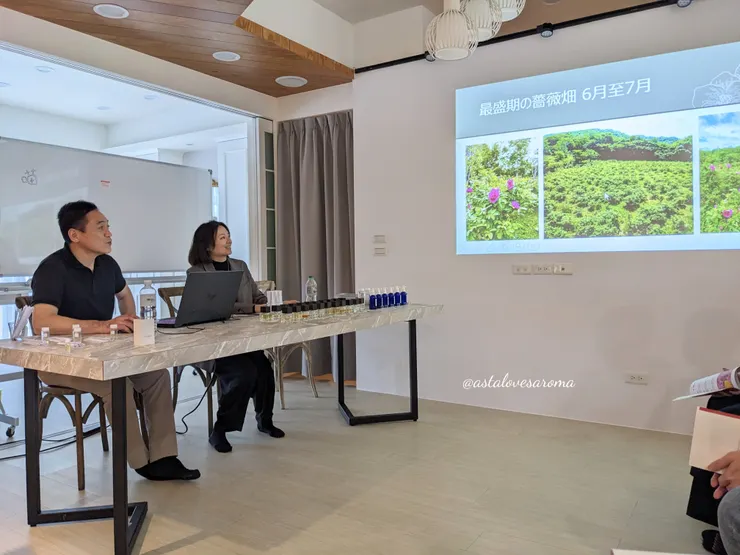 『DI SER』調香師 - 篠原康幸(左)與翻譯(右)