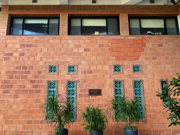 以斗子砌砌法完成的牆面（筆者近看，應該是「仿斗子砌」，僅表面貼磚呈現斗子牆意象）