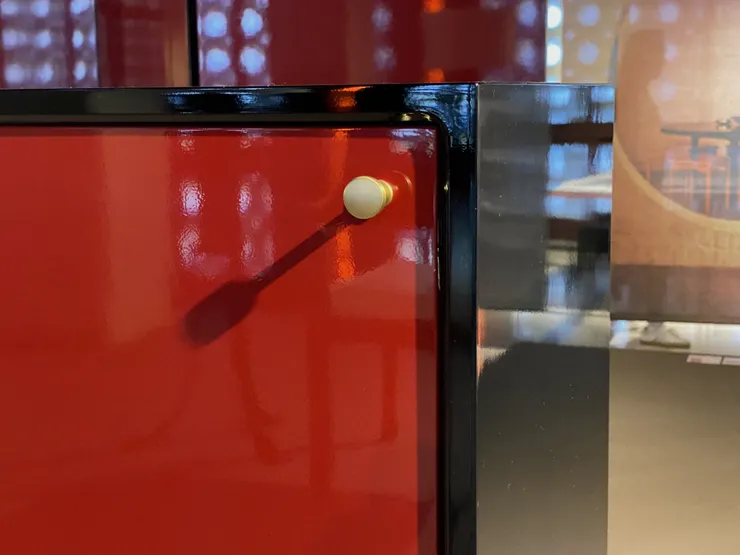 復刻的雙面矮櫃，朱紅面，圓弧倒角與黃銅把手細部