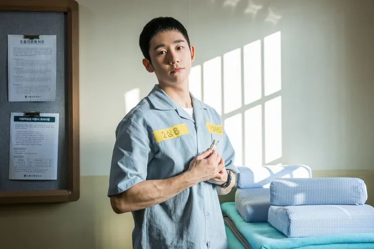得知「惡魔劉大尉」即將入住成為第六名獄友時，讓原牢房中的五個人緊張兮兮。