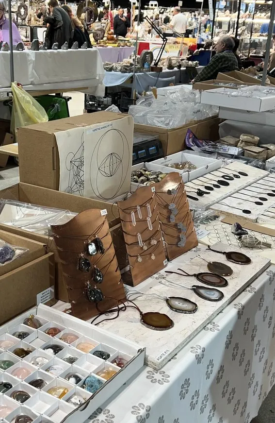 波隆那礦物展上也有礦石飾品