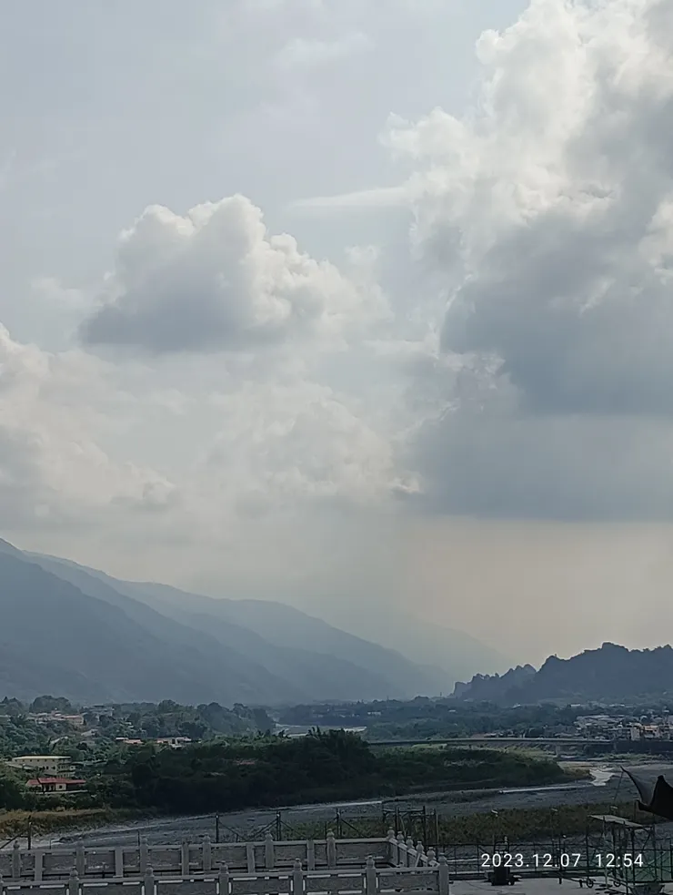 遠處即十八羅漢山，荖濃溪於門庭打過