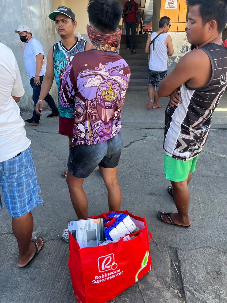 越南同事想去另外一間商場，把東西丟在這裡我來顧(因為太重了