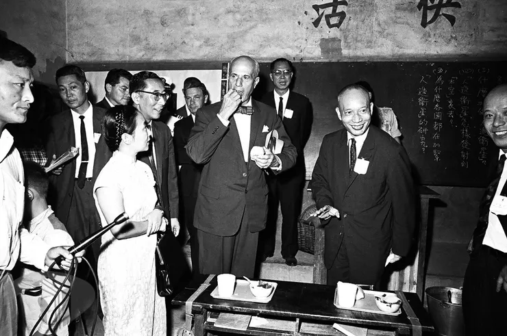 6 美國駐華大使賴特(右三)開心試吃營養午餐 案名:1964農復會照片 檔號:0053/0011/1 來源機關:行政院新聞局 管有機關:國家發展委員會檔案管理局