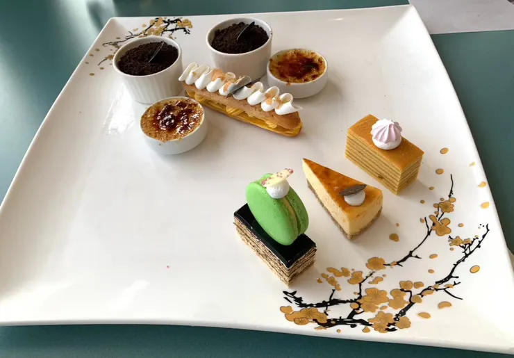 豐富的點心，被糕點塞飽了。