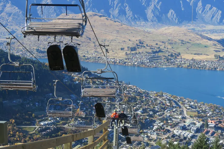 溜溜車的車道起點則還要從纜車山頂站，再搭小纜車往上。