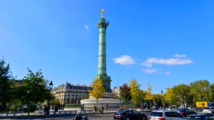 【漫遊行經巴士底廣場（Place de la Bastille）及其中心的七月柱（Colonne de Juillet）。】