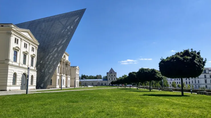 回來查才知道和設計柏林猶太博物館是同個建築師，畢竟要設計這麼突兀（華人文化說的破壞風水）的建築，要設計得好不容易，正因為是軍事博物館，更需要凸顯與時俱進、新舊融合