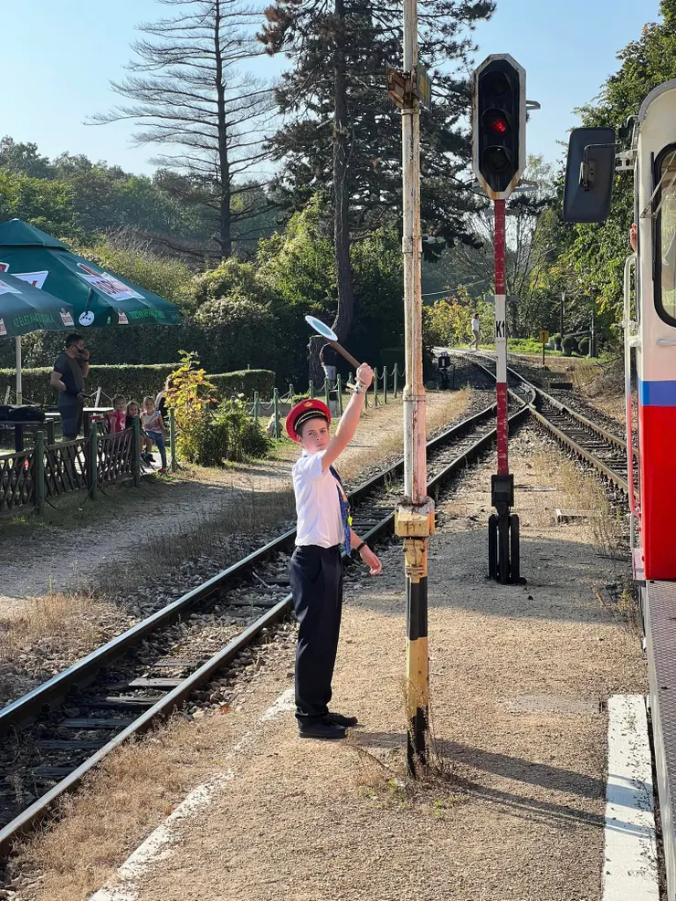 帥氣挺拔的小帥哥站務員