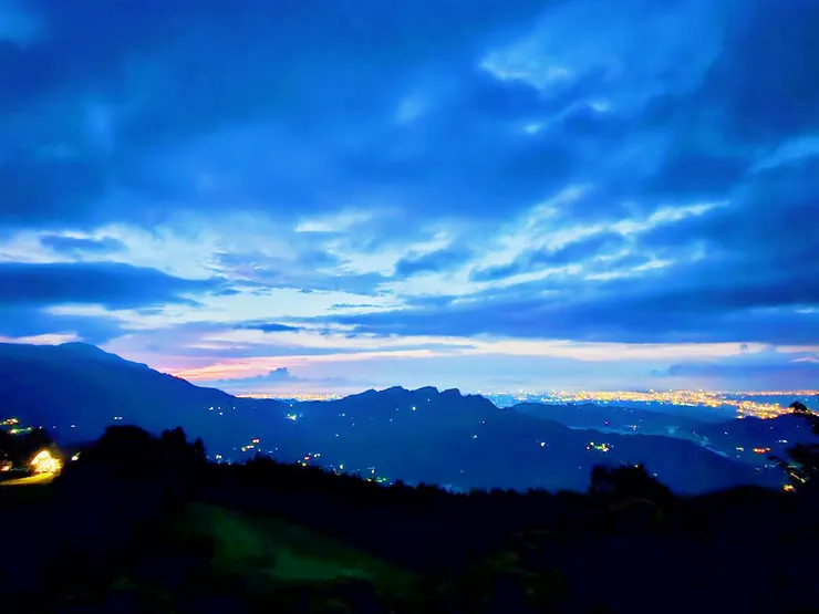 夕陽沒了，夜景起了。