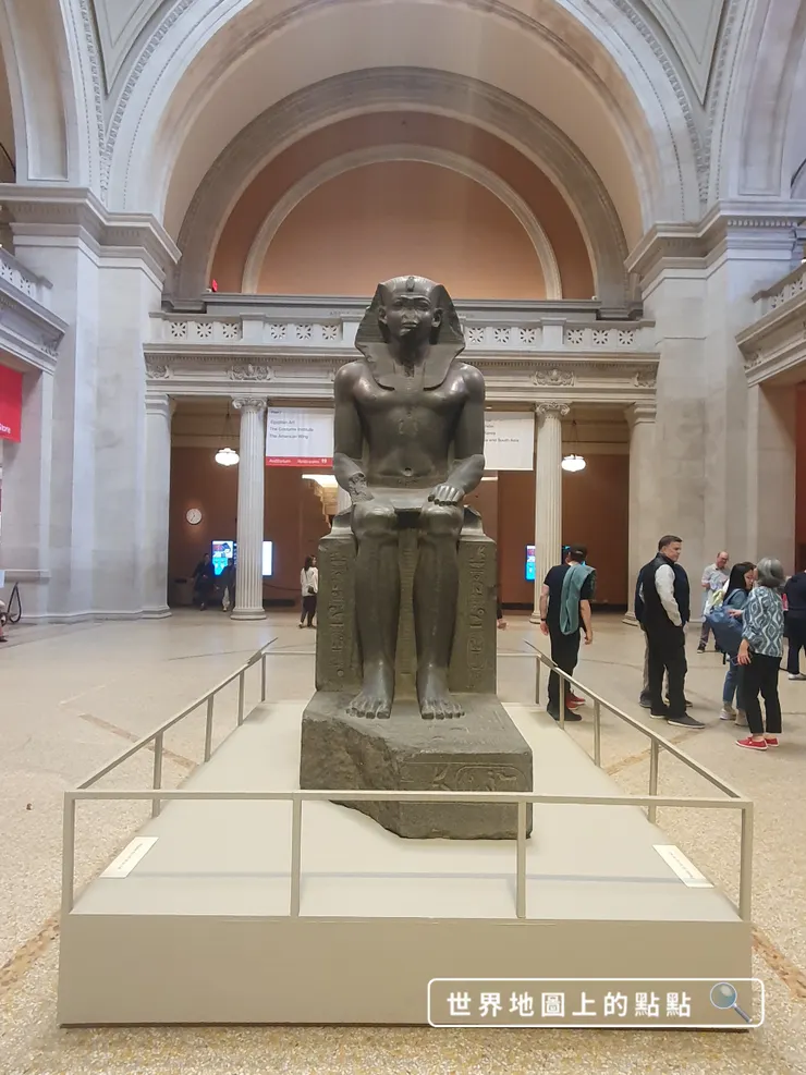 鎮門的埃及雕像