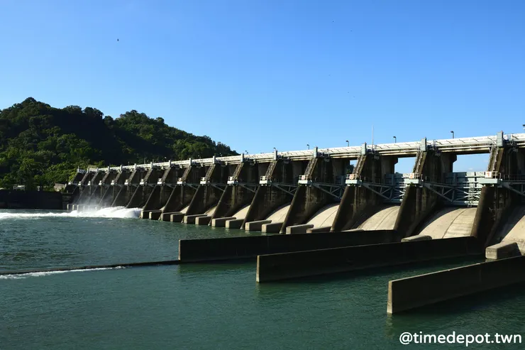 橫跨大甲溪的十多座水門一字排開十分壯觀