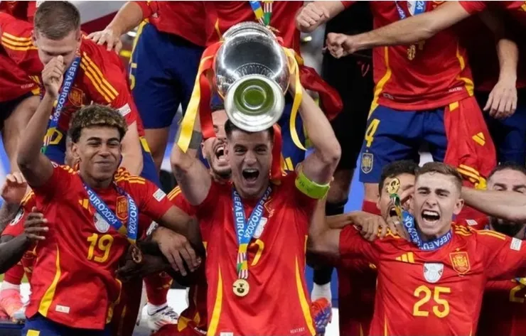 隊長莫拉達高舉冠軍獎盃