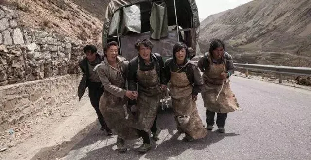 眾人使用一台拖拉機，帶著帳篷、衣服和糧食，沿著318國道前行，展開2,000多公里的旅程。