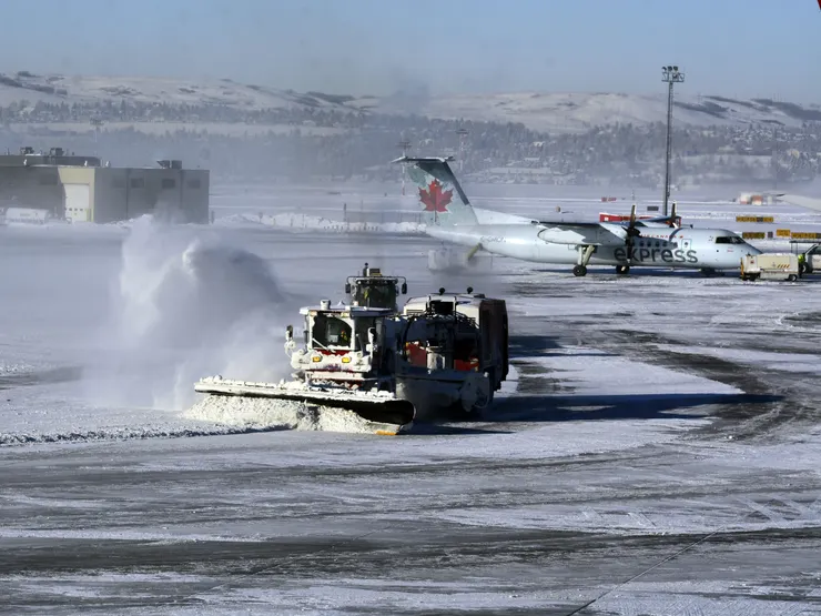 第一次看到機場鏟雪車運作