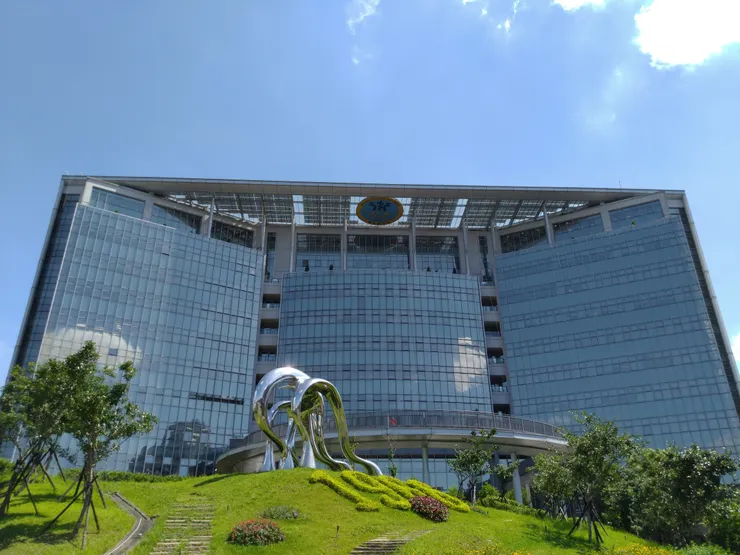 圖示：台灣官方的衛生福利部總部大樓在台北南港，管理業務包括社福、保母、社工。圖片來源為張居隱：https://www.shutterstock.com/zh-Hant/image-photo/1759697126